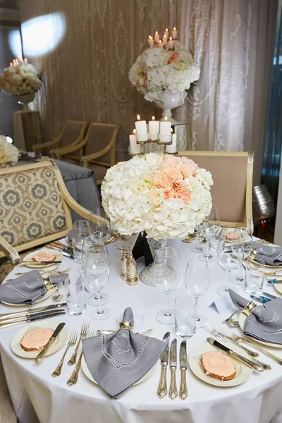 O luxuoso e elegante arranjo de mesa de recepção de casamento . — Fotografia de Stock