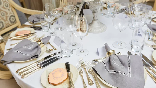 El lujoso y elegante arreglo de mesa de recepción de boda . —  Fotos de Stock