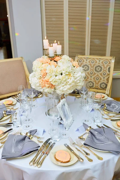 El lujoso y elegante arreglo de mesa de recepción de boda . —  Fotos de Stock