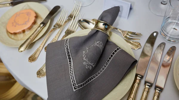The luxury, elegant wedding reception table arrangement. — Stock Photo, Image