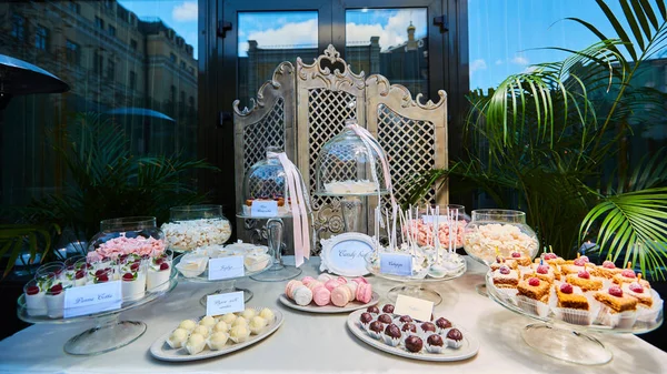 Candy Bar Boda, buffet de dulces, delicioso Candy bar en una boda . —  Fotos de Stock