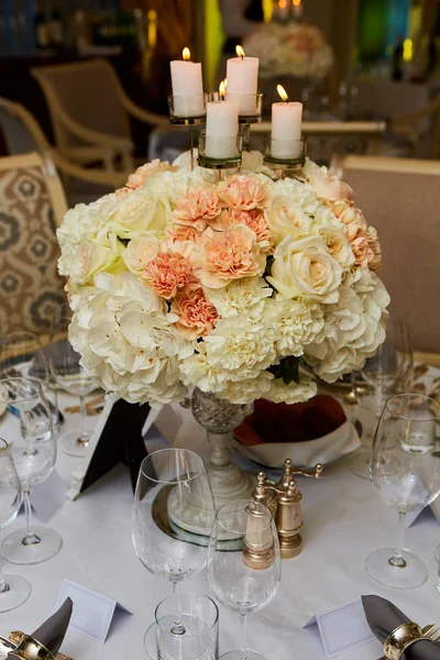 Das luxuriöse, elegante Hochzeitstisch-Arrangement. — Stockfoto