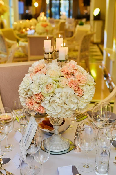 Das luxuriöse, elegante Hochzeitstisch-Arrangement. — Stockfoto