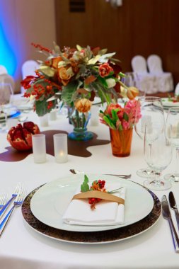 Çatal, bıçak, tabak ve camlı masa ayarları.