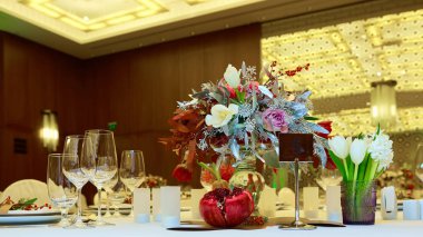 çatal bıçak, peçete ve cam seti partiden önce restoranda servis edildi.