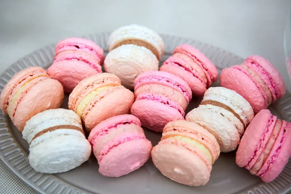 Een Franse zoete delicatesse, kleurrijke macarons verscheidenheid closeup.texture achtergrond — Stockfoto