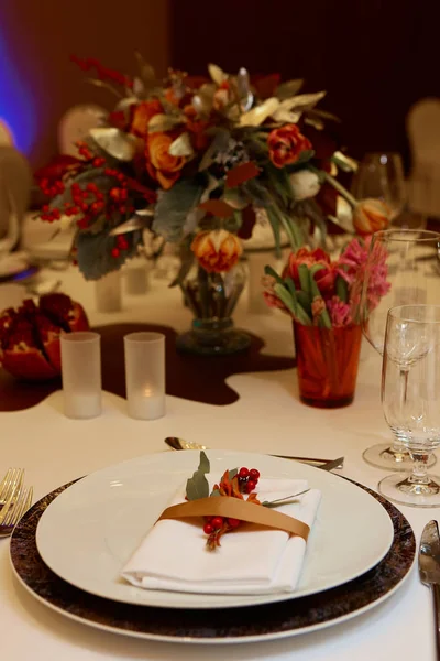 Ajuste de mesa con tenedor, cuchillo, platos y vidrio —  Fotos de Stock