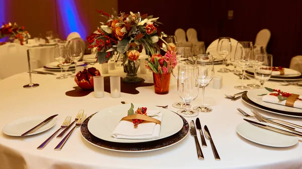 Serviço de mesa de catering set com prataria, guardanapo e vidro no restaurante antes da festa — Fotografia de Stock