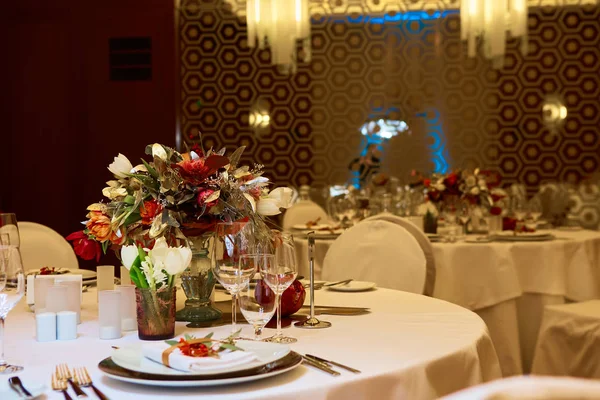 Serviço de mesa de catering set com prataria, guardanapo e vidro no restaurante antes da festa — Fotografia de Stock