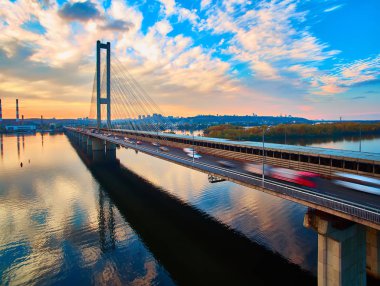 Köprüde trafik vardı. Köprüdeki trafik yollarının kesiştiği modern metropol. Yol kenarındaki trafik sıkışıklığı, büyük bir şehirde ulaşım hareketi..