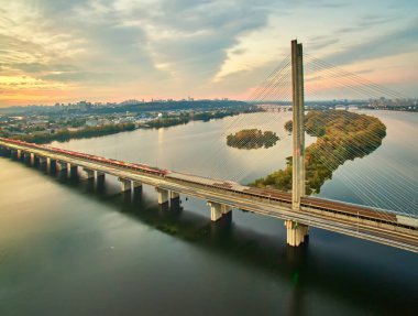 Köprüde trafik vardı. Köprüdeki trafik yollarının kesiştiği modern metropol. Yol kenarındaki trafik sıkışıklığı, büyük bir şehirde ulaşım hareketi..