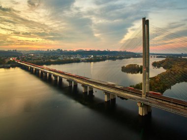 Köprüde trafik vardı. Köprüdeki trafik yollarının kesiştiği modern metropol. Yol kenarındaki trafik sıkışıklığı, büyük bir şehirde ulaşım hareketi..