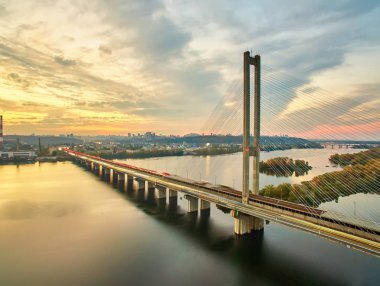 Köprüde trafik vardı. Köprüdeki trafik yollarının kesiştiği modern metropol. Yol kenarındaki trafik sıkışıklığı, büyük bir şehirde ulaşım hareketi..