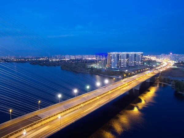 Verkeer op een brug. Moderne metropool met kruising van de verkeerswegen op een brug. Verkeersopstoppingen langs de weg, vervoer in een grote stad. — Stockfoto