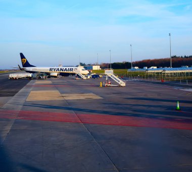 Modlin, Polonya - 17 Kasım 2019: Polonya 'daki Varşova Modlin havaalanındaki Ryanair uçağına binmeye hazırlanıyor. Ryanair 300 'den fazla uçak işletiyor ve Avrupa' nın en büyük düşük maliyetli havayolu şirketi.