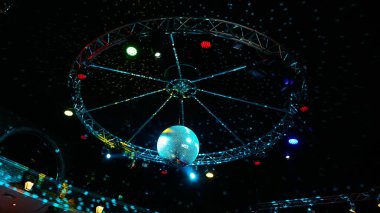 Renkli disko aynalı top ışıkları gece kulübü arka planı