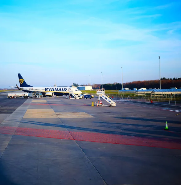 Modlin, Polonia - 17 de noviembre de 2019: Preparación para abordar el avión Ryanair en el aeropuerto de Varsovia Modlin en Polonia. Ryanair opera más de 300 aviones y es la mayor compañía aérea de bajo coste de Europa —  Fotos de Stock