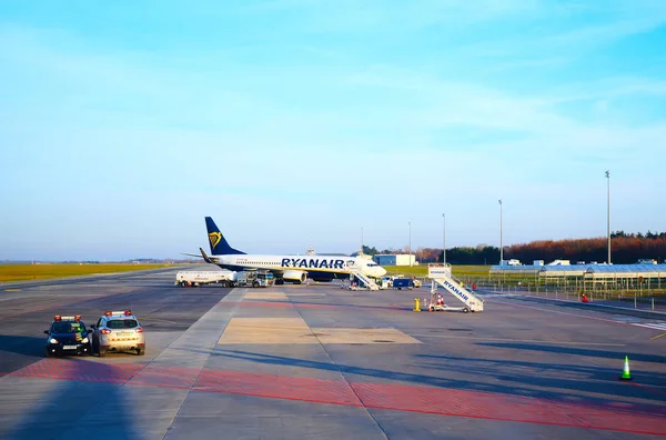 Modlin, Lengyelország - 2019. november 17.: Felkészülés a Ryanair gépére a lengyelországi varsói Modlin repülőtéren. A Ryanair több mint 300 repülőgépet üzemeltet, és Európa legnagyobb diszkont légitársasága. — Stock Fotó