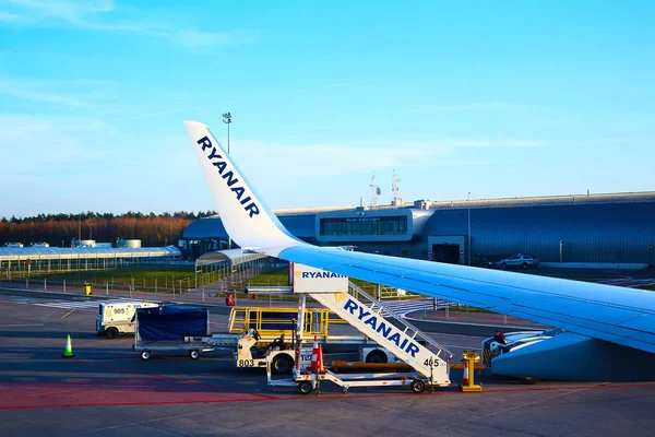 Modlin, Lengyelország - 2019. november 17.: Felkészülés a Ryanair gépére a lengyelországi varsói Modlin repülőtéren. A Ryanair több mint 300 repülőgépet üzemeltet, és Európa legnagyobb diszkont légitársasága. — Stock Fotó