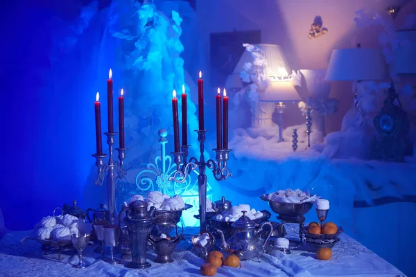 Cenário de mesa com velas, marshmallows e tangerinas. Conceito de férias, catering e hospitalidade . — Fotografia de Stock