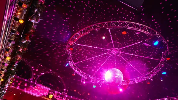 Färgglada disco spegel boll ljus natt klubb bakgrund — Stockfoto
