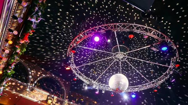 A bola de discoteca com raios de luz no clube noturno. Fundo da festa . — Fotografia de Stock