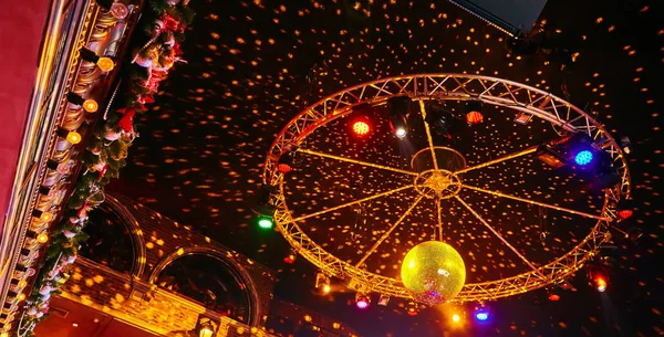 Discokugel mit Lichtstrahlen im Nachtclub. Hintergrund der Partei. — Stockfoto