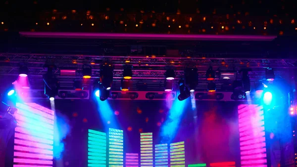 De Stage Spotlight met laserstralen. Evenementenconcept — Stockfoto