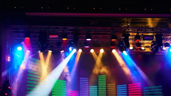 Stage Spotlight s laserovými paprsky. Koncept události — Stock fotografie
