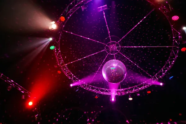 A bola de discoteca com raios de luz no clube noturno. Fundo da festa . — Fotografia de Stock