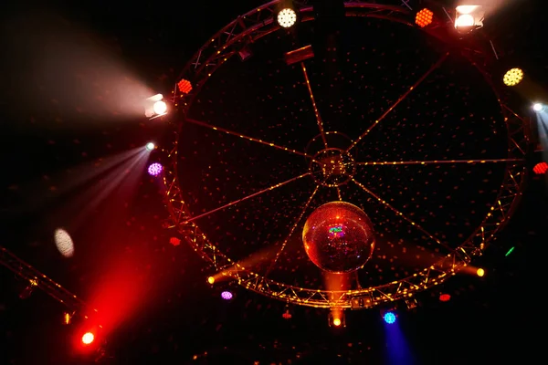 Bunte Disco-Spiegelkugel beleuchtet Nachtclub Hintergrund — Stockfoto