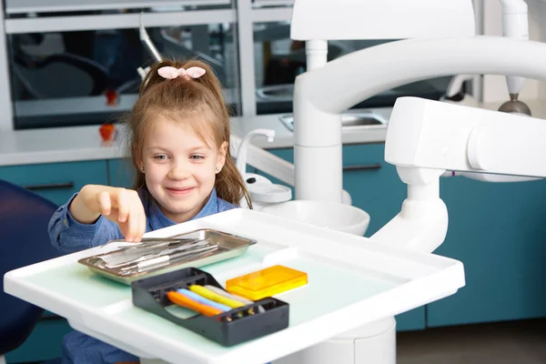 Kleines Mädchen sitzt in der Zahnarztpraxis — Stockfoto