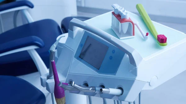Modelo dentário e equipamentos odontológicos. Imagem conceitual de fundo dental. Contexto de higiene dentária — Fotografia de Stock