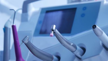 Diş hekimliği bürosunda farklı diş aletleri ve aletleri