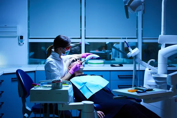 Γιατρός λειτουργεί με ασθενή στο οδοντίατρο γραφείο — Φωτογραφία Αρχείου