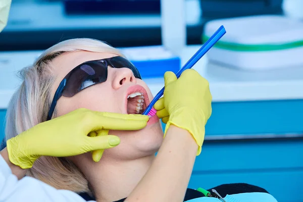 Retrato de uma dentista e uma jovem mulher em um consultório de dentista — Fotografia de Stock