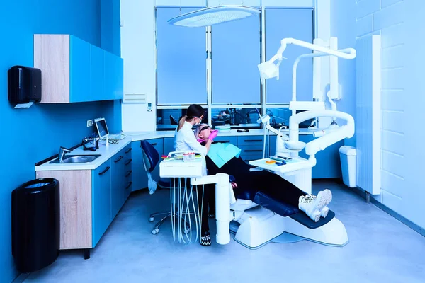 Médico trabalha com paciente no consultório odontológico — Fotografia de Stock