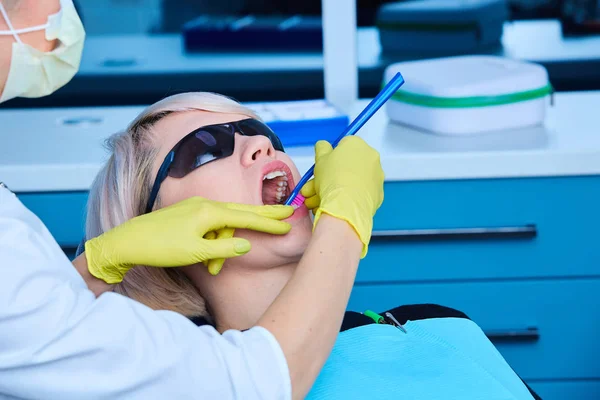 Retrato de uma dentista e uma jovem mulher em um consultório de dentista — Fotografia de Stock