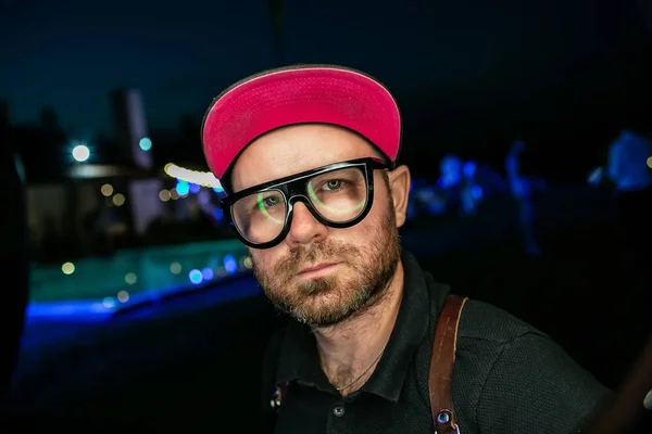 Hombre de moda en gorra y gafas, retrato . — Foto de Stock