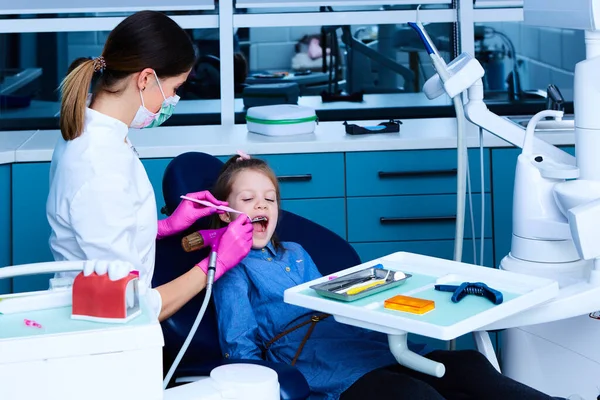 Young female dentist working in her office. — Stock Photo, Image