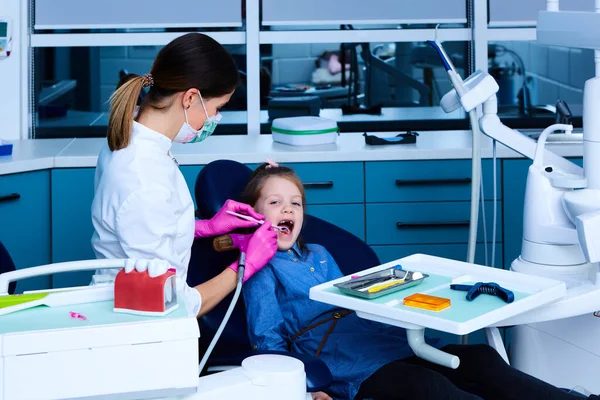 The little patient at the dentists office — Stock Photo, Image