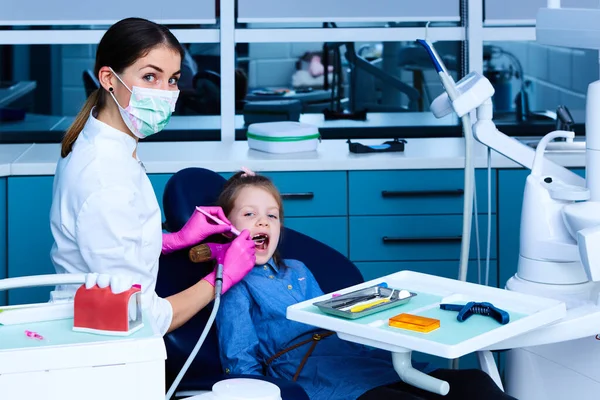 Jeune femme dentiste travaillant dans son bureau . — Photo