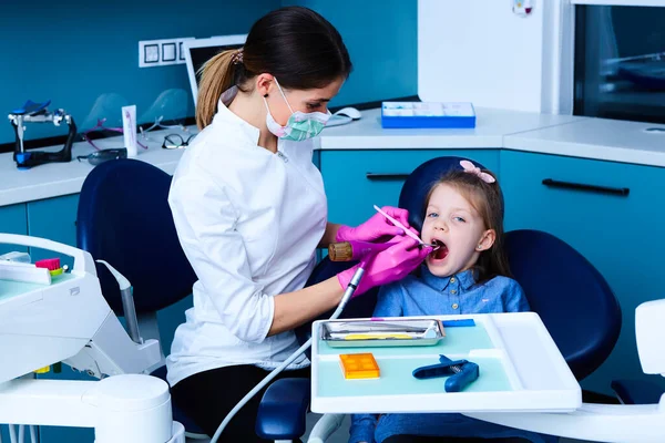 Giovane dentista che lavora nel suo studio . — Foto Stock