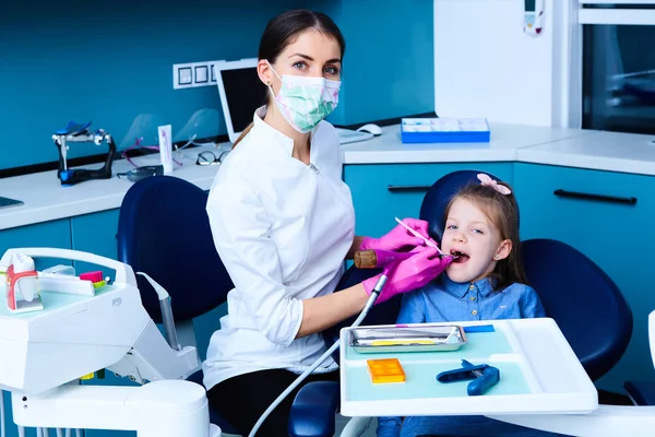 El pequeño paciente en el consultorio de dentistas — Foto de Stock