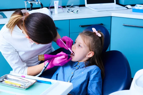 Młodych kobiet dentysta pracuje w jej biurze. — Zdjęcie stockowe