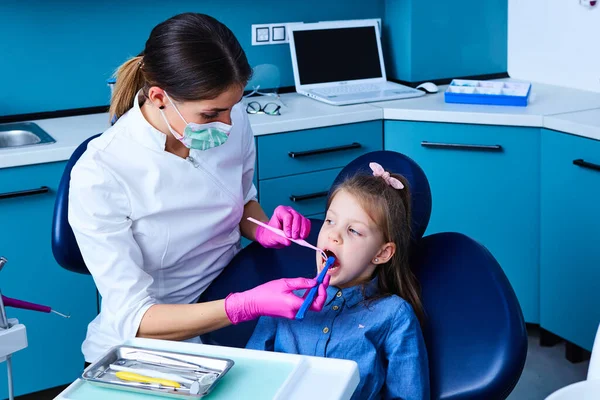 Młodych kobiet dentysta pracuje w jej biurze. — Zdjęcie stockowe