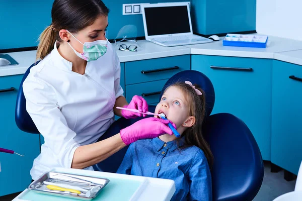 The little patient at the dentists office — Zdjęcie stockowe