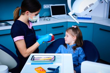 genç kadın dişçi ofisinde çalışan.