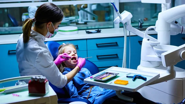 O pequeno paciente do consultório de dentistas — Fotografia de Stock
