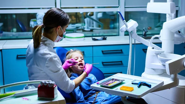 Jeune femme dentiste travaillant dans son bureau . — Photo